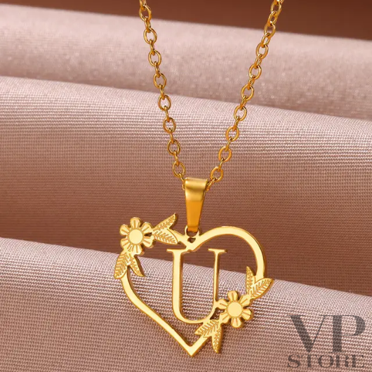 Necklace, personalized, with heart, letter and flowers.